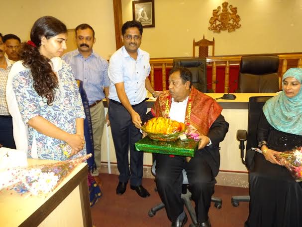 ಅಧಿಕಾರಿಗಳಿಂದ ಹೃದಯ ಸ್ಪರ್ಷಿ ಬೀಳ್ಕೊಡುಗೆ : ಸಿಇಒ ಪ್ರಬಾರ ಜಿಲ್ಲಾಧಿಕಾರಿ